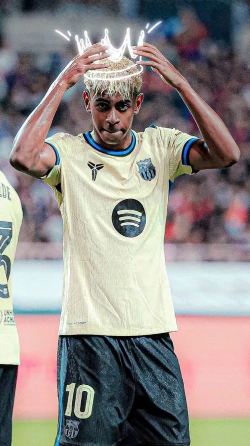 15 Hình nền đẹp ảnh thật Yamal trong áo sáng màu, tạo dáng ăn mừng, hợp màn hình điện thoại