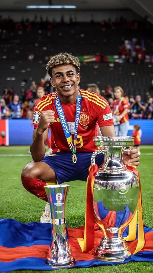 16 Tải ảnh hình nền Yamal bên cúp, tông đỏ vàng, cảm giác chiến thắng, đặt làm ảnh bìa rất đẹp