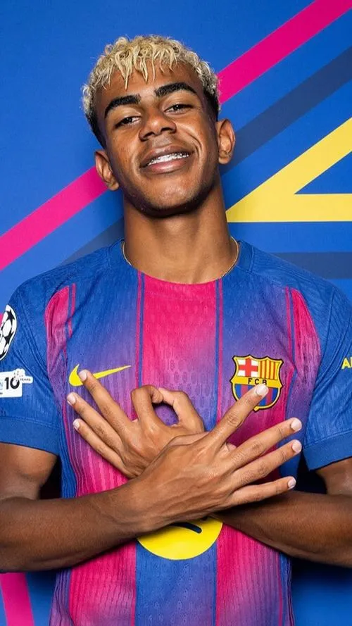 30 Hình nền đẹp chân dung Yamal cười rạng rỡ, áo Barca sọc đỏ xanh, hợp ảnh bìa 4K