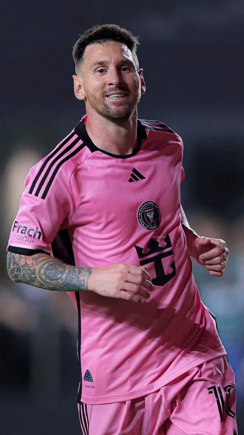 42 Tải ảnh Messi tập trung trước khung thành, nền tối sâu, hợp màn hình khóa đẹp