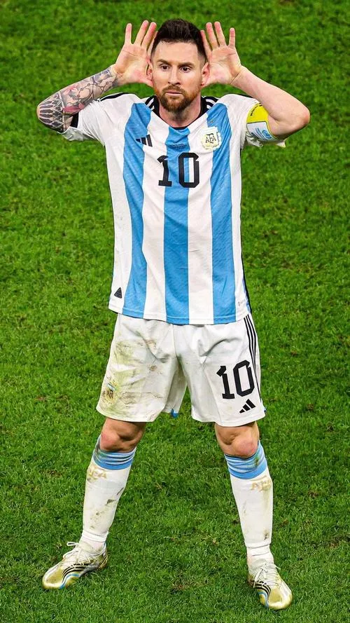 5 Hình nền Messi áo Argentina tạo dáng bịt tai, nền sân cỏ sáng, hợp màn hình khóa