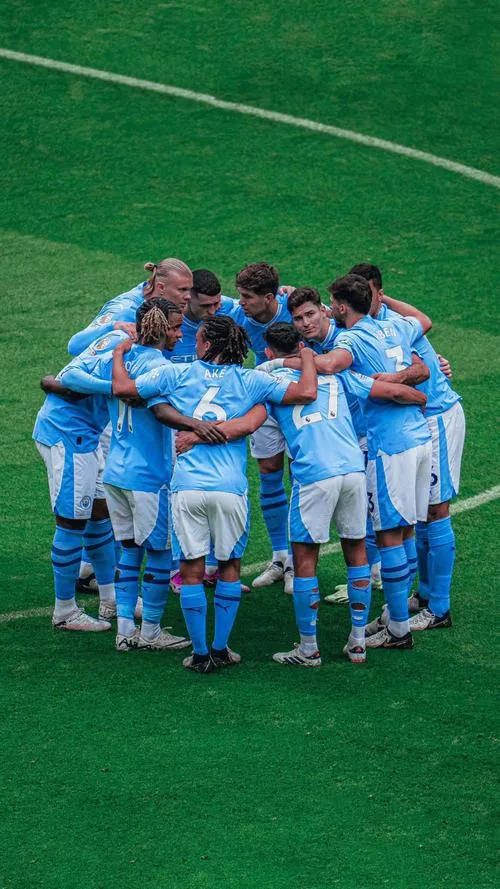 20 Ảnh bìa Man City 4K, vòng tay đồng đội siết chặt, mặt cỏ xanh làm nền cho khoảnh khắc đoàn kết