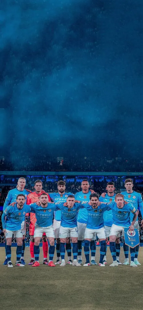 32 Tải ảnh 4K Man City, khung hình thiên về nhận diện, logo tròn 2016 nằm giữa nền trơn