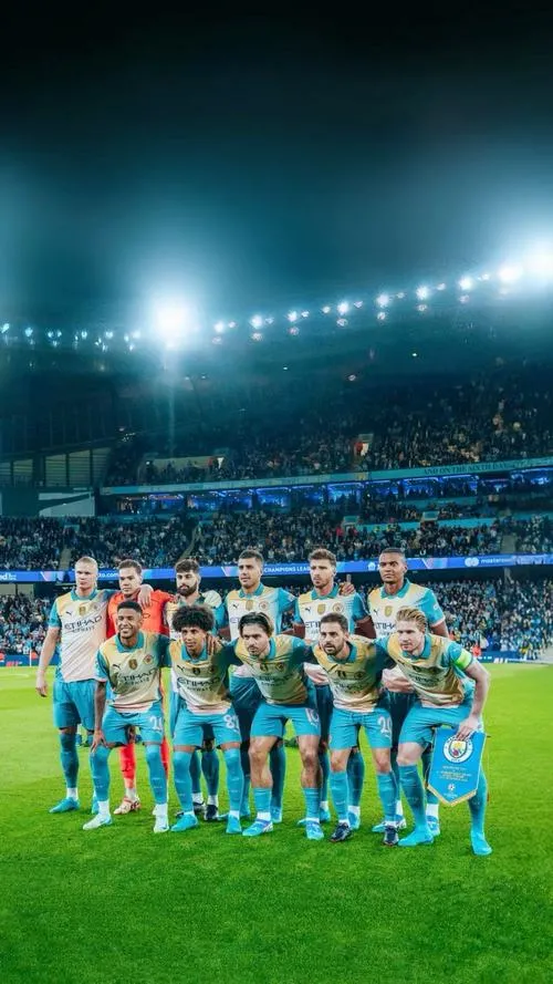 33 Tải ảnh hình nền điện thoại Man City, nền mờ lì giúp chữ nổi, cảm giác gọn và sang