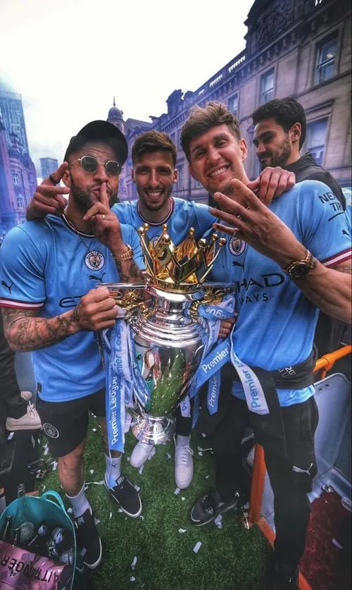 38 Hình nền MC ngầu, đặt logo thấp để chừa khoảng thở, bố cục tối giản rất hợp màn hình khóa