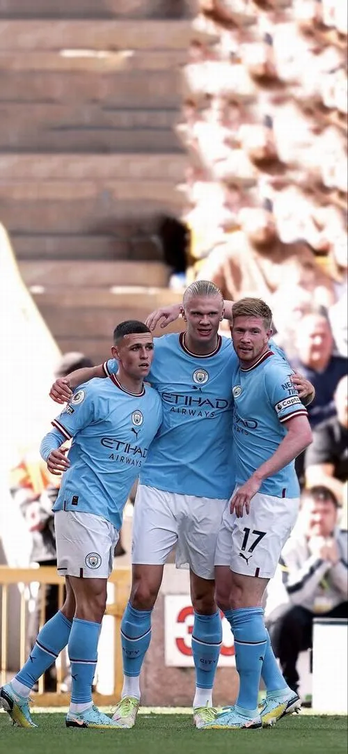 39 Ảnh bìa Manchester City đẹp, kiểu poster xếp lớp, mặt cỏ chỉ chiếm một dải nhỏ tinh tế