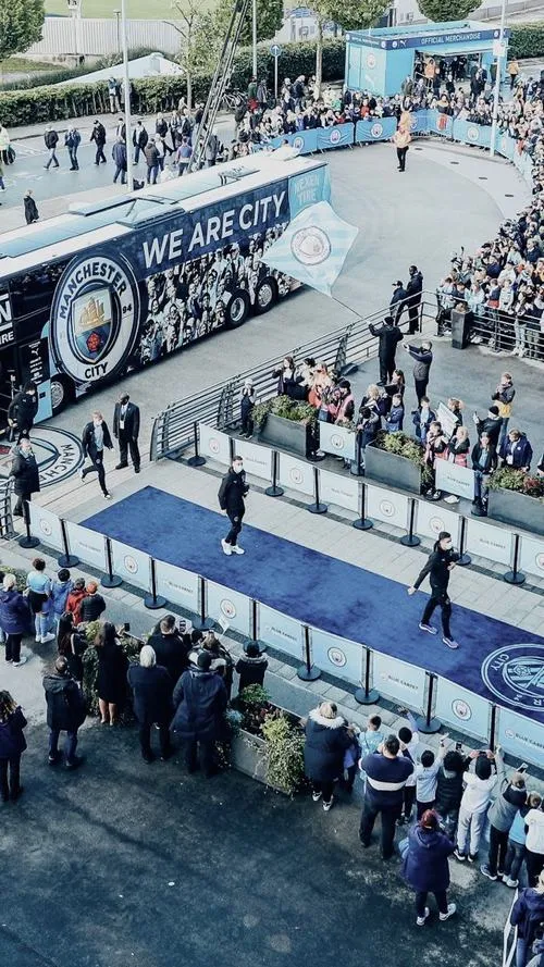 7 Ảnh wallpaper Manchester City 4K, góc sân vắng người, mặt cỏ mịn và đường biên rõ nét