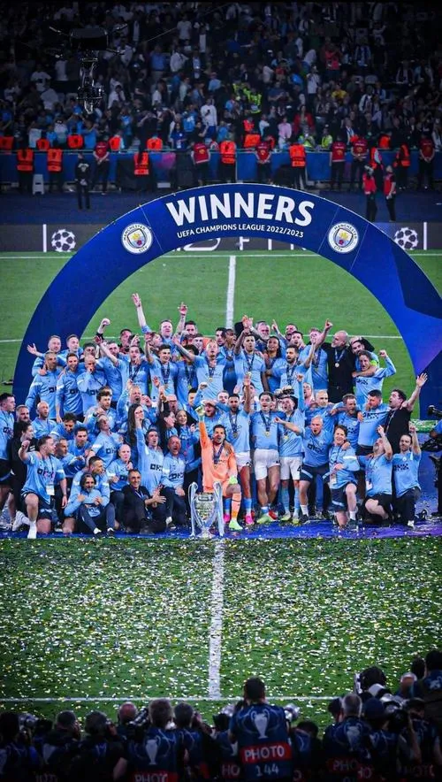 Hình nền Manchester City ngầu, sân khấu Winners và vòng pháo giấy, cả đội đứng thành hàng dài