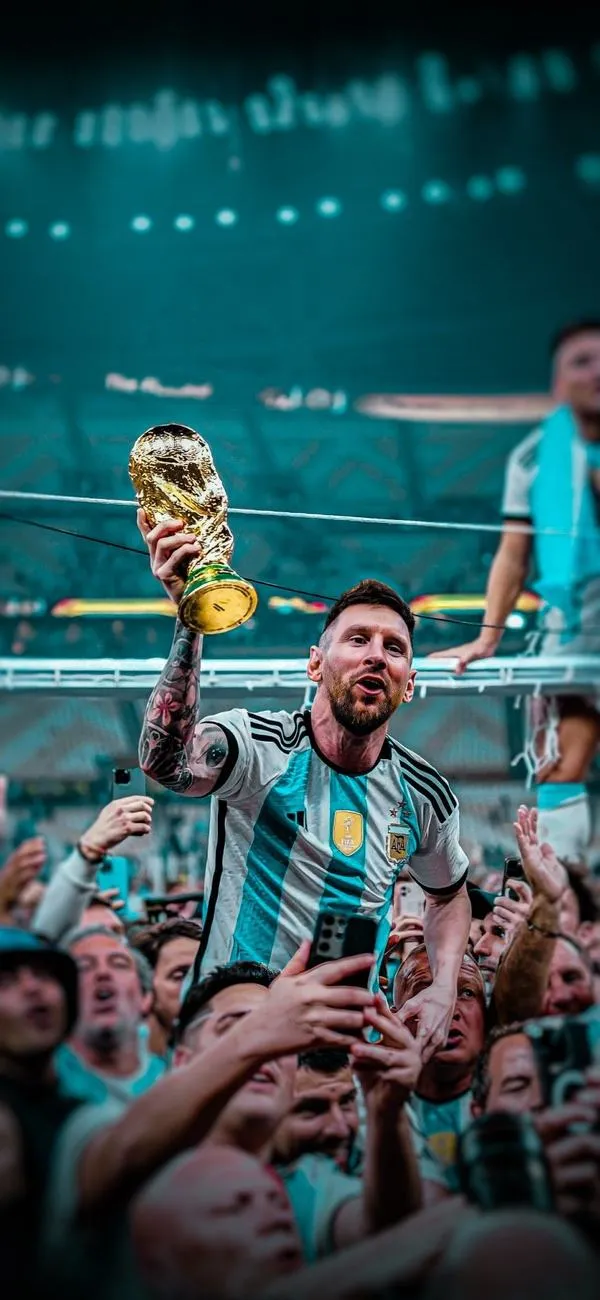 40 Hình nền ngầu Messi ngồi lặng, hậu cảnh ghế nhiều màu, khoảng trống nền thoáng, rất đời.