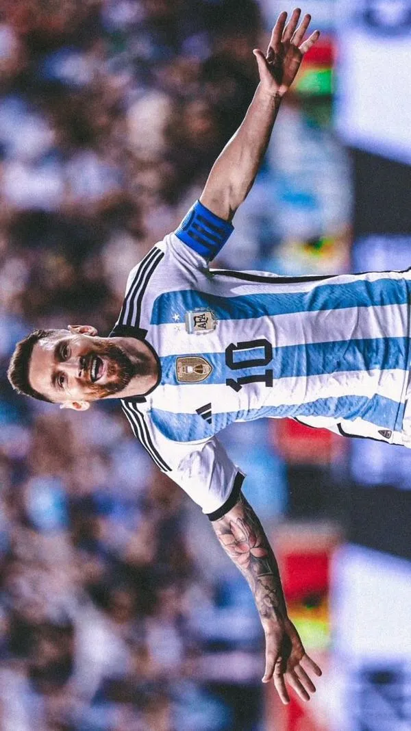 30 Ảnh bìa ngầu Messi gam nóng, nét cọ dày, bề mặt có nhiễu hạt kiểu film, nhìn rất đã.