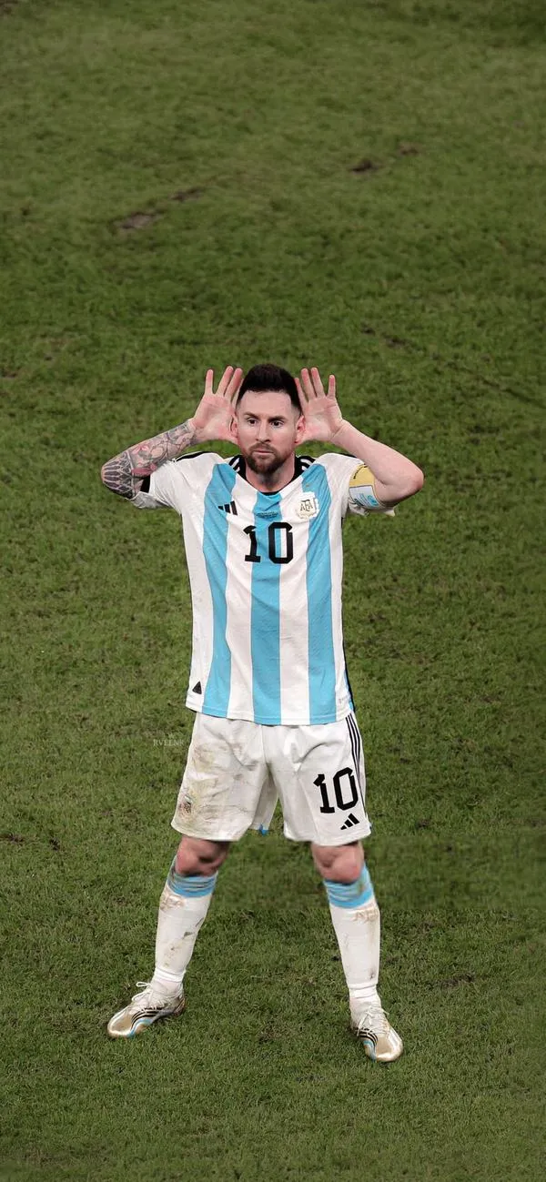 2 Hình nền điện thoại đẹp Messi trên sân cỏ, dáng đứng thư thái, nền trống dễ đặt icon.