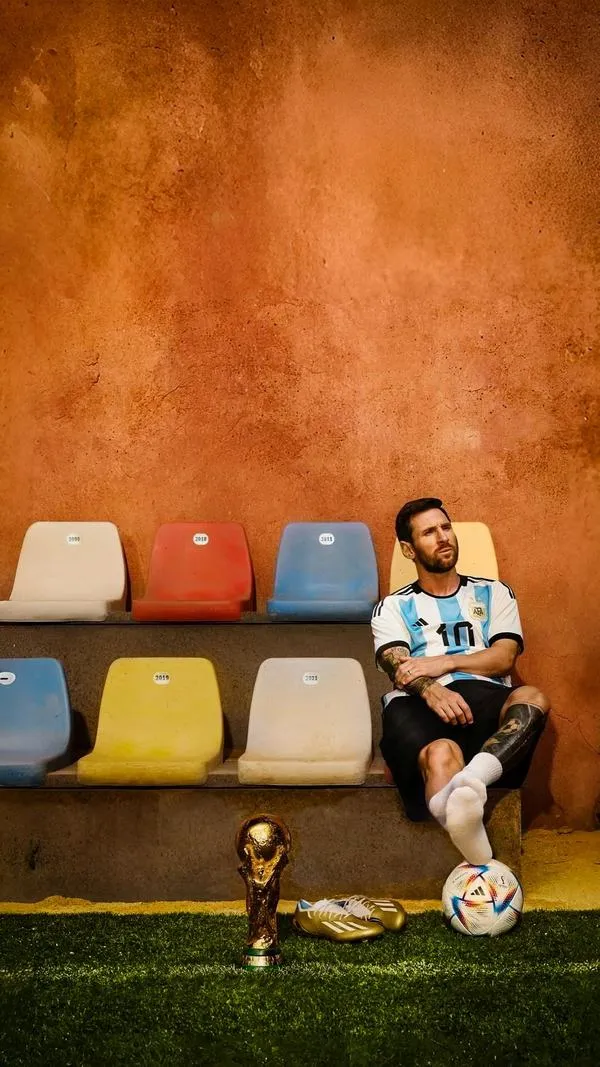 19 Hình nền ngầu Messi ngồi ghế dự bị, nền cam khói mờ, không khí trầm và đẹp.