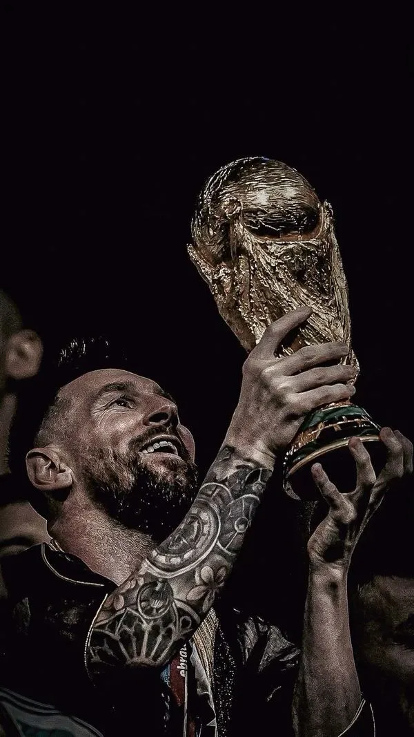 27 Hình nền ngầu Messi với mưa bụi và bóng đổ, khán đài mờ xa, tạo cảm giác kịch tính.