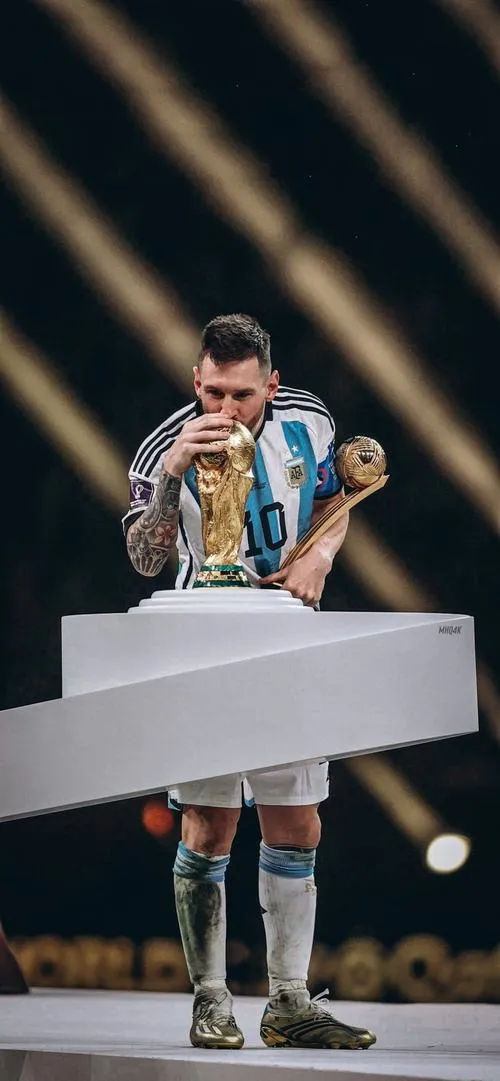 80 Hình Nền Messi Vô Địch World Cup với các hành động hôn hay cầm giơ cao cúp ăn mừng