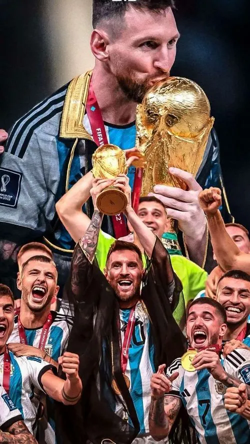 9 Hình ngầu Messi cầm cúp World Cup trước đám đông, nụ cười nhẹ, ánh đèn sân vận động.