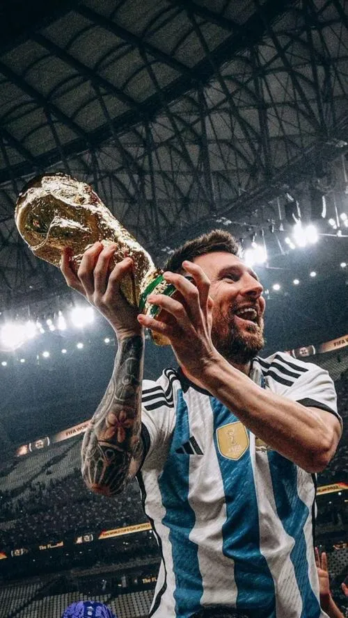 16 Tải ảnh đẹp Messi nâng cúp World Cup sát ngực, confetti lấp lánh, khán đài sáng bừng.