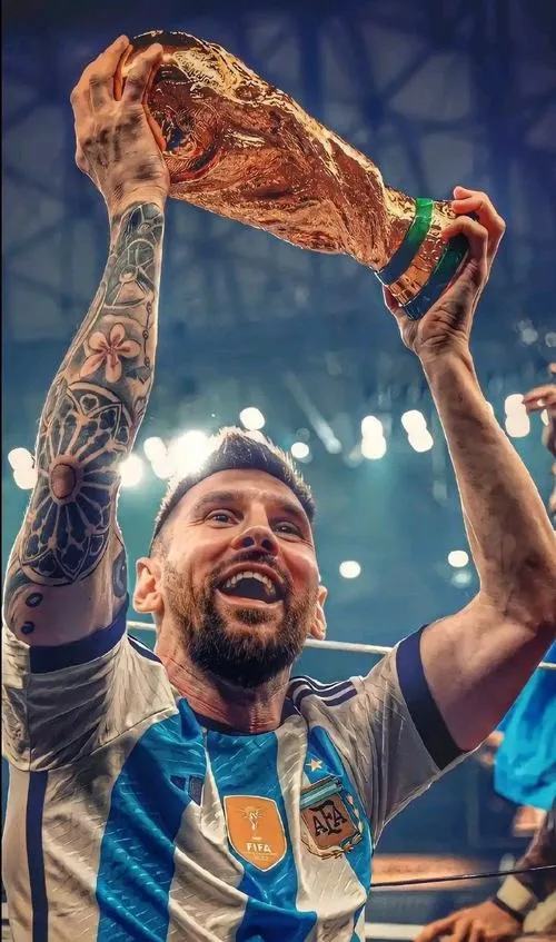 22 Ảnh bìa đẹp cận cảnh huy chương trên ngực Messi, cúp vàng ở tiền cảnh, nét mặt nhẹ nhõm.