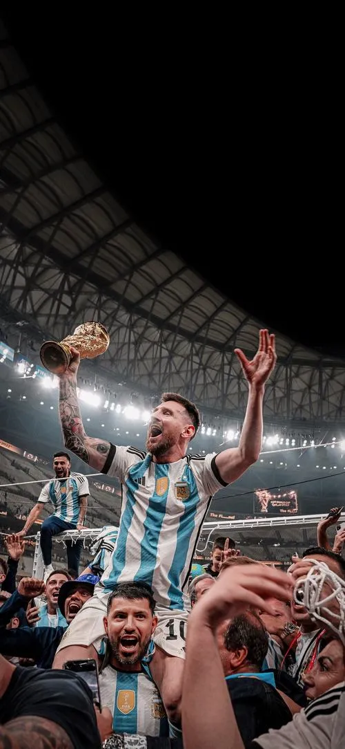 25 Hình đẹp khoảnh khắc đồng đội nâng Messi lên, vòng tay chồng lớp, tiếng reo như bật khỏi ảnh.