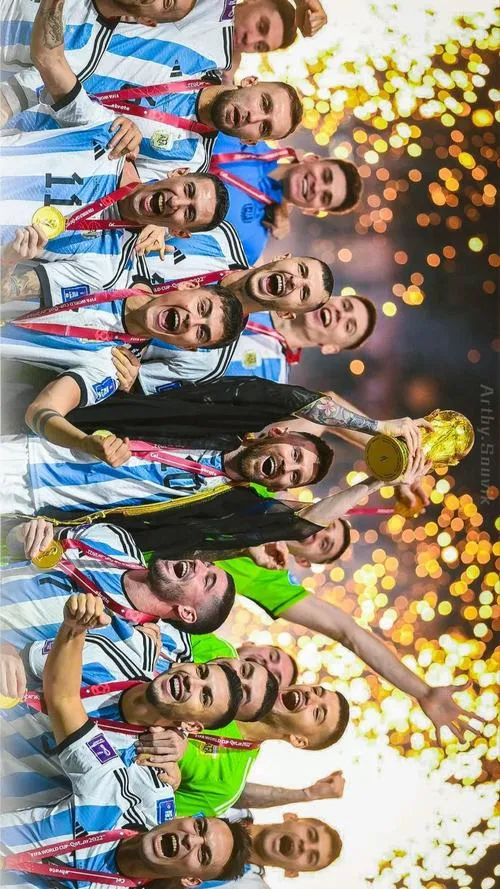 2 Ảnh nền máy tính đẹp khoảnh khắc Argentina ăn mừng, confetti phủ kín, Messi giữa vòng tay đồng đội.