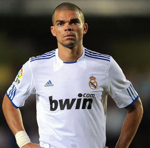 48 Hình Nền Pepe trung vệ thép người Bồ với phong cách thi đấu mạnh mẽ và quyết liệt