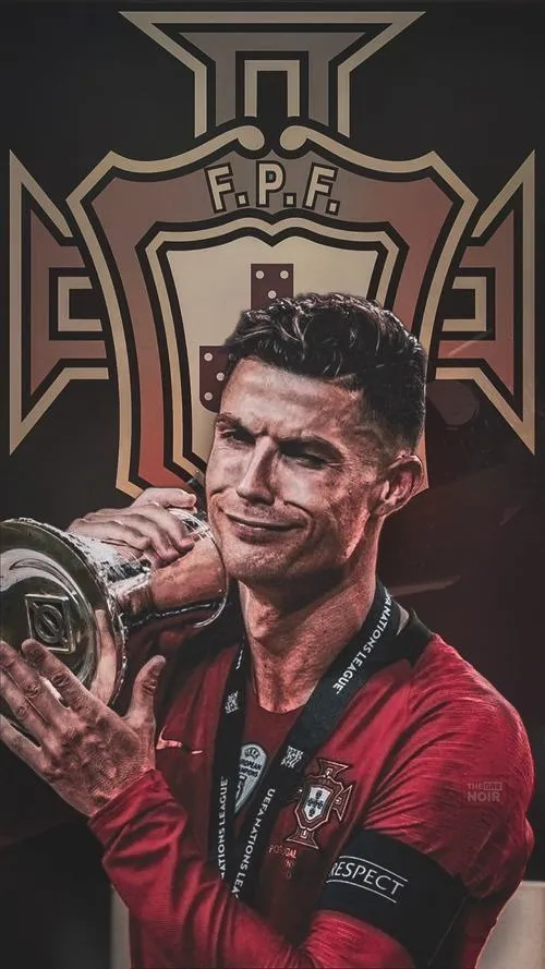 19 Hình nền điện thoại Ronaldo sút bóng trên sân, mảng xanh rộng, khoảnh khắc thể thao rất đẹp