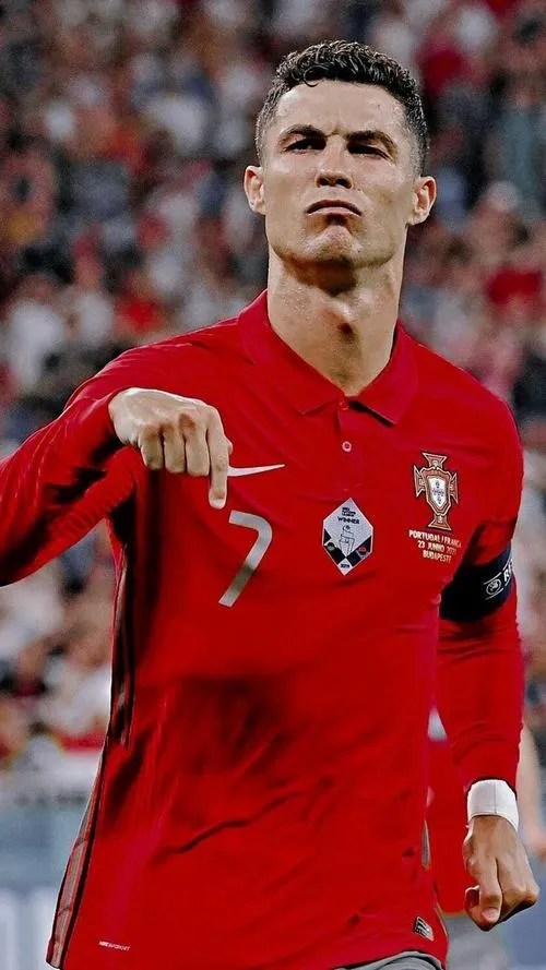 24 Ảnh bìa Cristiano Ronaldo cầm cúp với đồng đội, nền trắng đỏ sạch, cảm giác chiến thắng đẹp