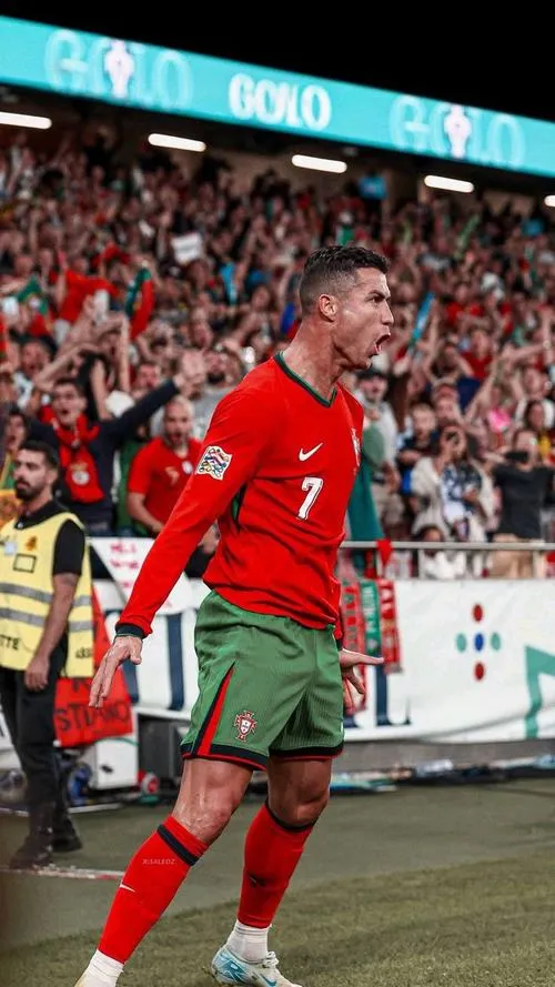 17 Tải ảnh Ronaldo hét lớn trước nền cờ Portugal, biểu cảm bùng nổ, nhìn cực ngầu