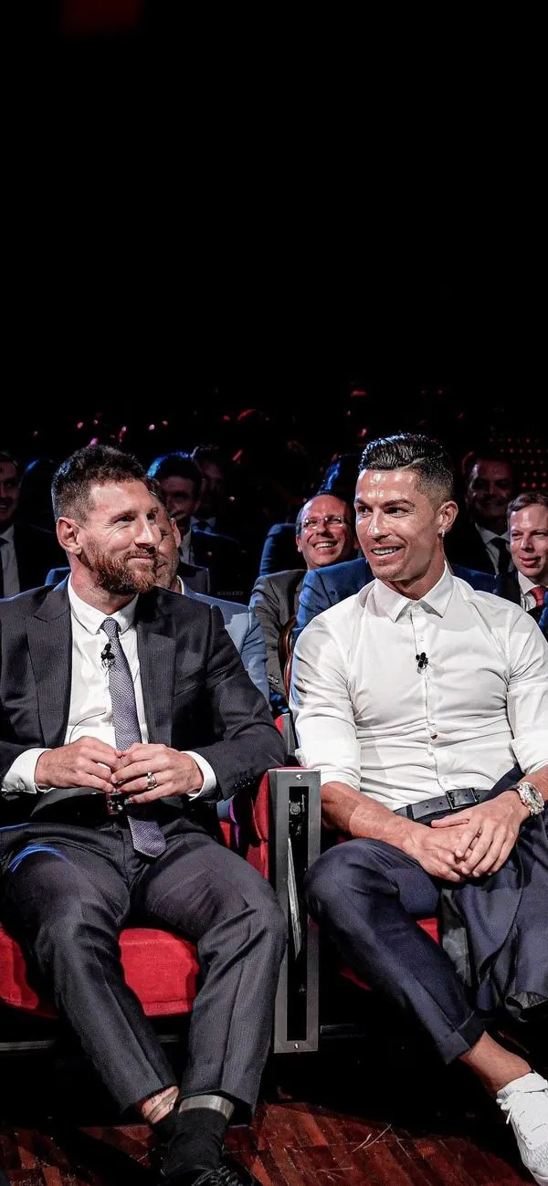 13 Hình nền điện thoại Ronaldo Messi ngồi trò chuyện kiểu hậu trường, nền đen, sang và gọn