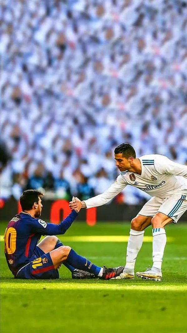 24 Hình nền Ronaldo và Messi pha bóng tốc độ, nền sân cỏ xanh, khoảnh khắc căng thẳng ngầu