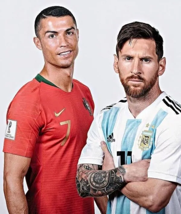 27 Hình nền Ronaldo và Messi chân dung đứng thẳng, áo tuyển, ánh sáng đều, hợp wallpaper đẹp