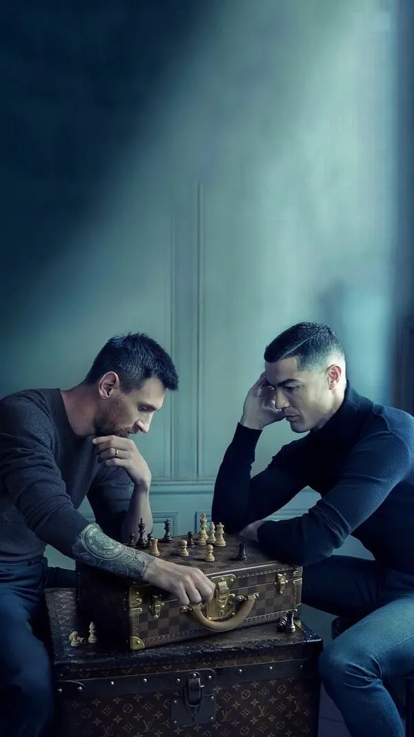 49 Hình nền Ronaldo và Messi đánh cờ hiệu ứng lửa đỏ xanh ôm quả bóng, nền tối, hợp 4K đẹp