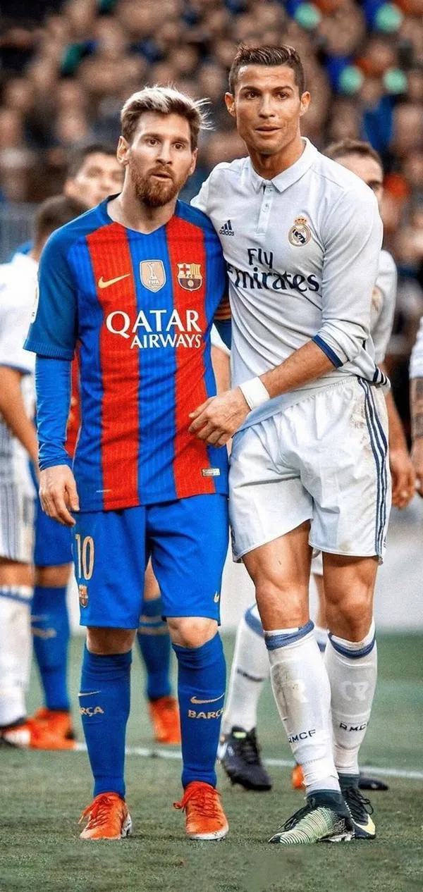6 Hình nền Ronaldo và Messi ôm nhau, áo đấu đối lập, nền khán đài mờ, hợp ảnh bìa đẹp