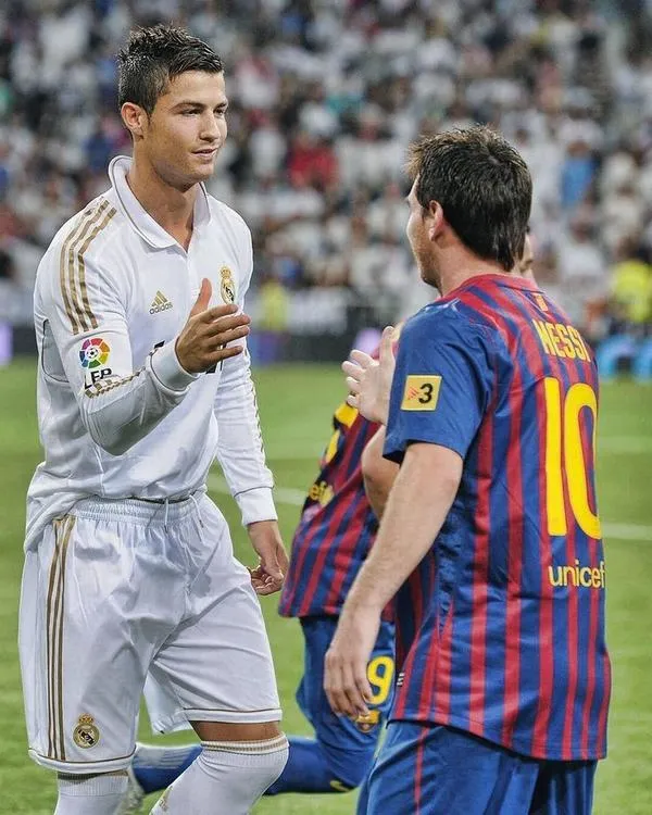 21 Hình nền Ronaldo Messi khoảnh khắc bắt tay Real Barca, góc chụp cổ điển, rất đẹp
