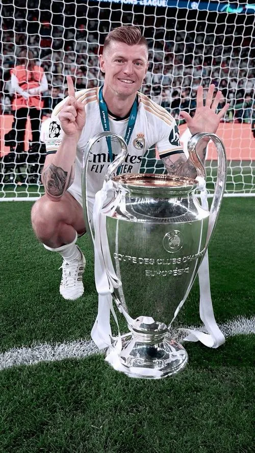 1 Hình nền Toni Kroos 4K áo đấu trắng, ánh đèn sân vận động, thần thái Iceman điềm tĩnh