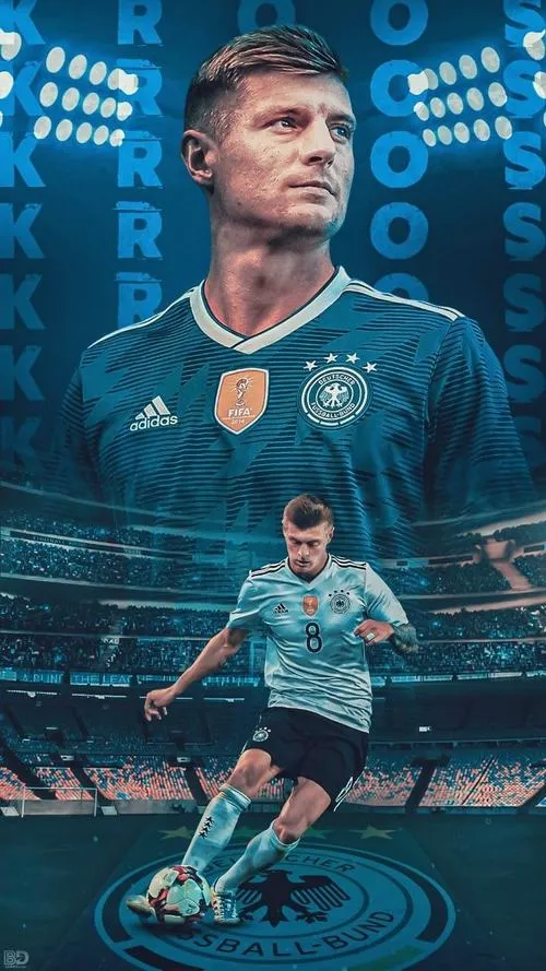 21 Ảnh khóa màn hình Toni Kroos 4K, dáng đứng thẳng lưng, ánh sáng viền tóc vàng nổi bật