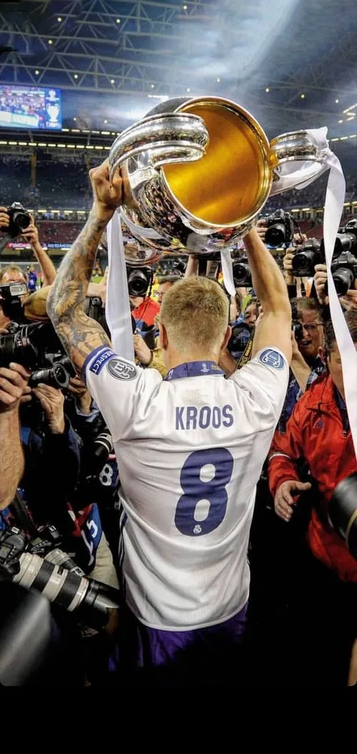 27 Hình nền điện thoại Toni Kroos ngầu tông trắng xanh vàng, mái tóc chải gọn đúng chất Đức