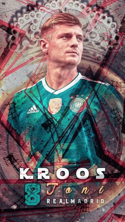 6 Hình nền Toni Kroos ngầu giữa sân cỏ, nền mờ sâu, hạt nhiễu điện ảnh tạo chất phim