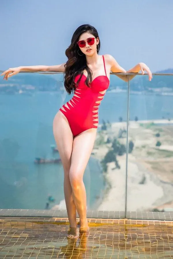 31 Ảnh hoa hậu Thùy Tiên bikini gam đen cổ điển, tập trung vòng eo và bờ vai thon