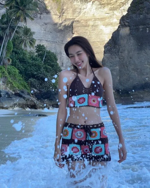 5 Hoa hậu Thùy Tiên trong set bikini họa tiết dưới vách đá, tóc ướt gợn sóng nhìn nóng bỏng