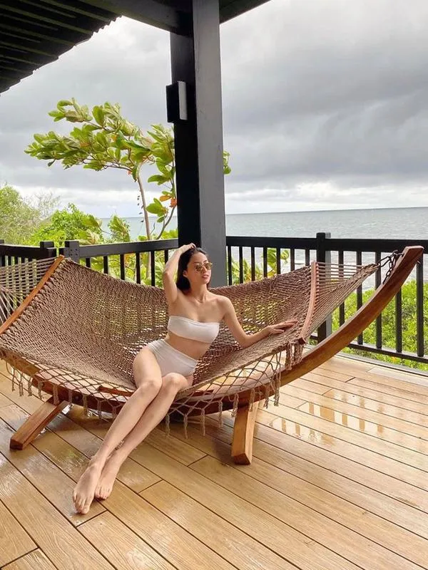 6 Thùy Tiên mặc bikini nằm võng ở resort, chân dài duỗi thẳng, gương mặt thư thái quyến rũ