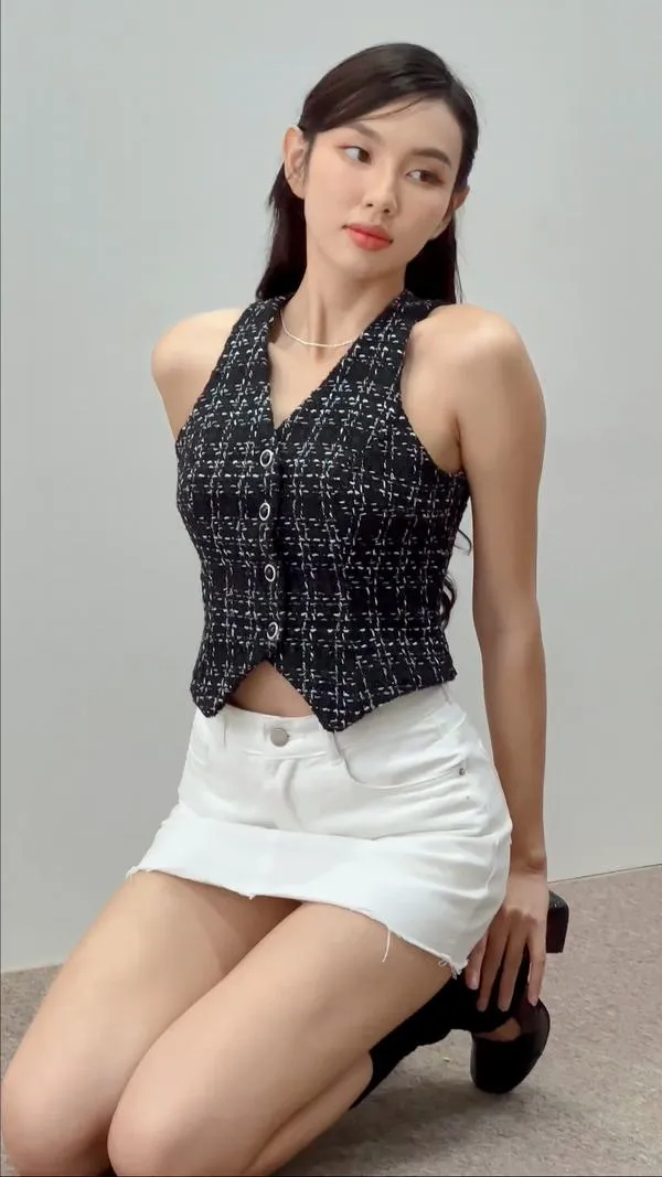 29 Thùy Tiên với bikini pastel, biểu cảm điềm tĩnh, thần thái sang chảnh không cần gồng