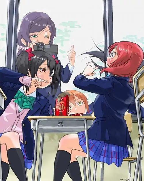 96 Nàng tóc vàng ngồi nghiêng bên mép ghế với đôi chân bắt chéo gọn, áo khoác tối khiến tổng thể sắc hơn, ánh nhìn thẳng đầy tự tin làm bức ảnh nữ sinh anime đáng yêu chuyển hẳn sang vibe sang chảnh và cực kỳ nổi bật