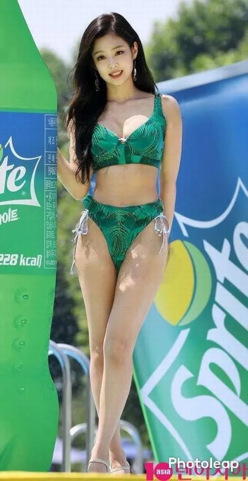 12 Jisoo trông cute trong hình Blackpink mặc đồ bơi hai mảnh với nụ cười nhẹ và cảm giác hiện đại rất riêng