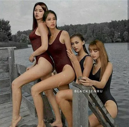 20 Jennie lên hình rất ngầu trong bộ đồ bơi hai mảnh phối kính râm tạo cảm giác thời trang biển đầy chỉn chu