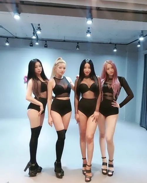 34 Jennie hiện lên như hot girl trong hình đi biển với vóc dáng cân đối mái tóc đẹp và vẻ quyến rũ tinh tế