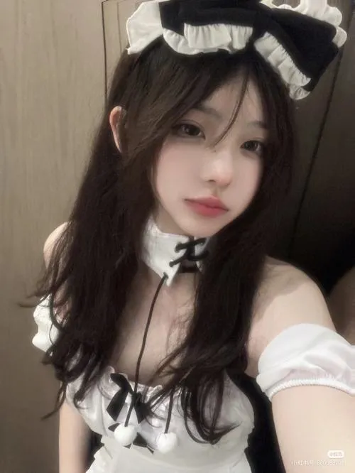 99 Ảnh Cosplay Hầu Gái Sexy Vú Bự gợi cảm với váy ngắn cách điệu và phụ kiện đặc trưng