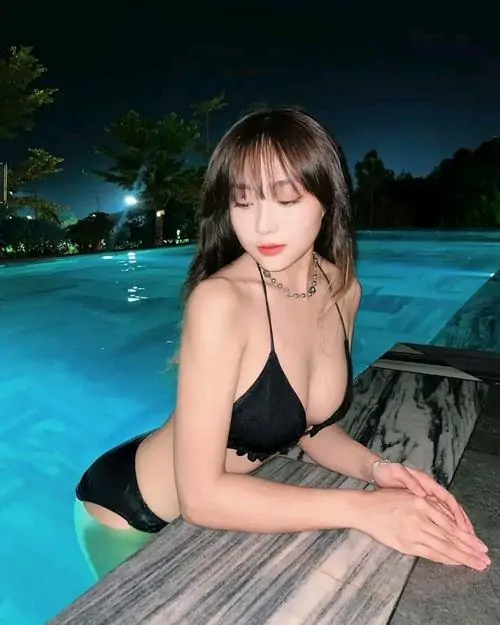 99 Ảnh Gái Xinh Mặc Đồ Bơi sexy với làn da trắng vóc dáng chuẩn và gương mặt rạng rỡ