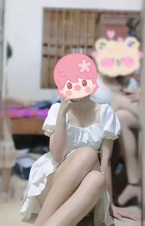 41 Gái đẹp ngồi trên bậc thềm thấp, bắp chân thon nối mượt lên phần đùi làm dáng ngồi nhìn cực kỳ gọn ghẽ