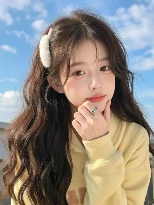 31 Ảnh gái xinh cười bên khung cửa sổ, gương mặt thanh tú sáng bừng trong nắng sớm, mang cảm giác rất tươi tắn và dễ mến