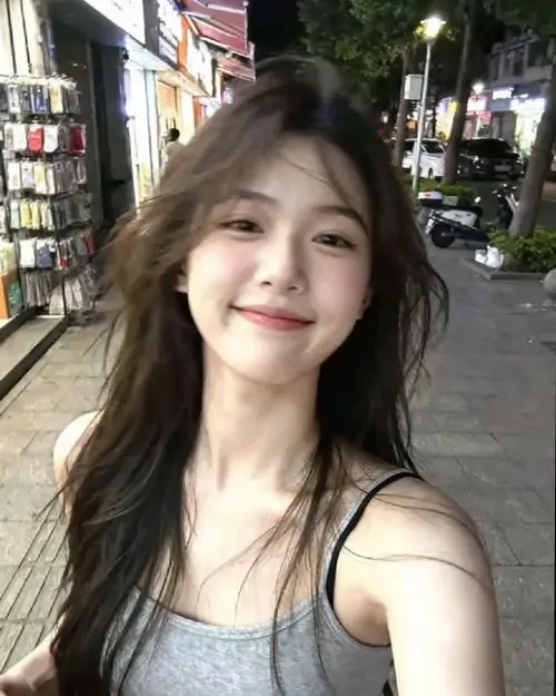 35 Ảnh thiếu nữ cười rạng rỡ qua biểu cảm mắt, môi và hàm răng hài hòa